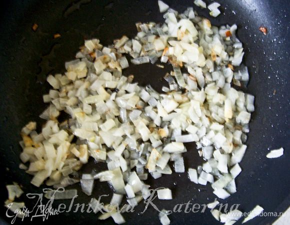 Лук пассеровать до золотистого цвета на растительном масле. 