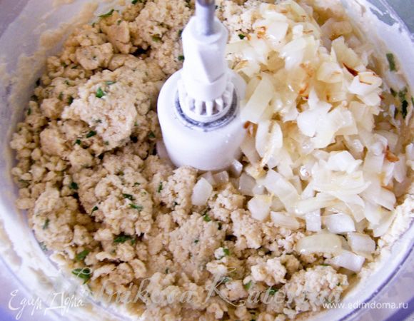 Добавить к тесту лук, мелко нарезанную зелень, 50 гр. тертого на мелкой терке сыра. Тщательно все перемешать. 