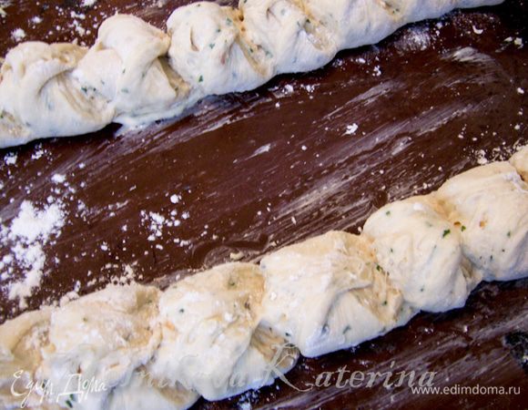 Тесто обмять. Сформировать хлеб по Вашему желанию. Я сделала в форме багетов "Хвост дракона" (см. формовку в рецепте: http://www.edimdoma.ru/retsepty/42098-baget-hvost-drakona-s-gorchitsey-i-karri). 