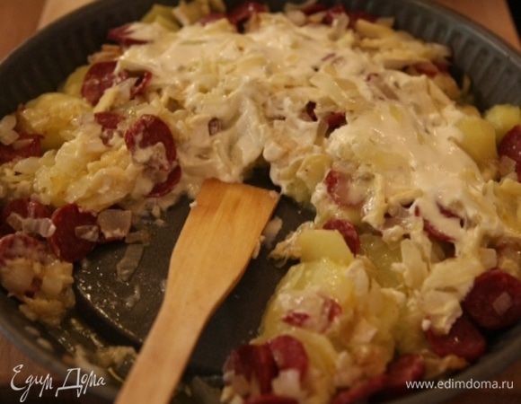 Петрушку мелко порубить и посыпать готовую запеканку.