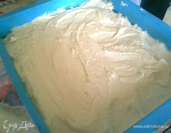 Готовое тесто выложить в прямоугольную форму (у меня форма силикон 20*30), смазанную маслом.(если силикон-смочить водой)Поставить в разогретую до 200*С духовку.Выпекать 15 минут.