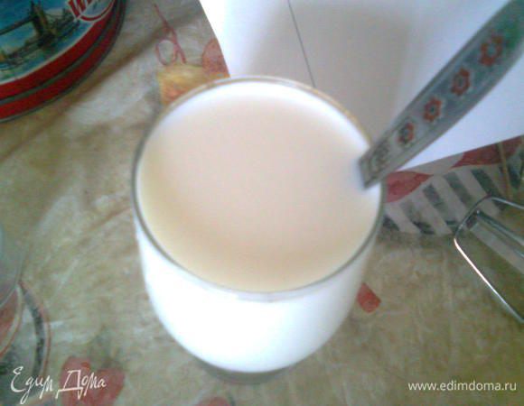 Теперь делаем крем.Для этого в кастрюльке заливаем листы желатина холодным молоком.Через 15 минут ставим кастрюлю на слабый огонь и подогреваем смесь до растворения желатина(не даем ей закипеть).Готовую смесь остдить.