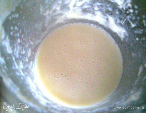 Затем, взбивая миксером смесь на малых оборотах начинаем вводить в масло молочно-желатиновую смесь.