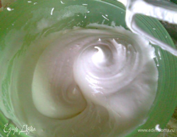 В отдельной чашке взбить ХОЛОДНЫЕ белки с щепоткой соли и 200 гр.сахара. до устойчивых пиков.