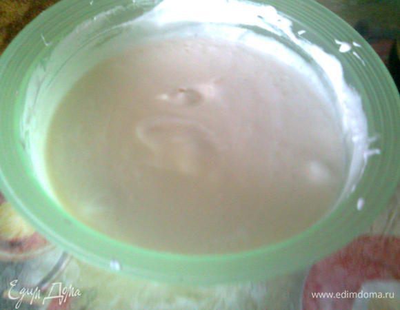 Потом постепенно добавляем в белки молочно-масляную смесь и взбиваем на малых оборотах миксером.