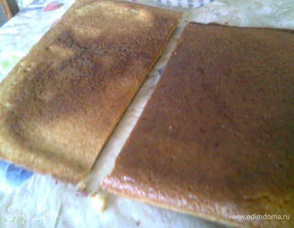 Готовый корж остудить,разрезать на 2 равные части.