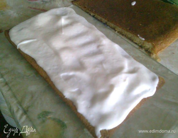 На одну часть выложить 1/2 часть крема.Отправить в холодильник на 10 минут.Затем достать, положить сверху 2 корж и на него остатки крема.Поставить в холодильник на 30 минут.