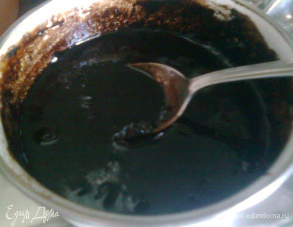 Для глазури соединить все ингридиенты, прогреть их на слабом огне до образования однородной массы.Смесь нужно постоянно помешивать.Довольно быстро она начнет густеть.Мы ее снимаем, даем немного остыть.