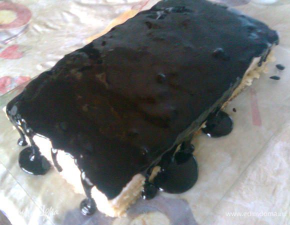 После заливаем наш торт глазурью,украшаем и снова в холод часика на 2.