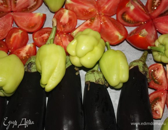  Баклажаны и болгарский перец запекаем целиком, помидоры режем на четвертинки.