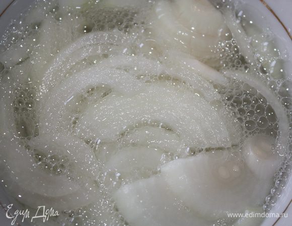 Лук режем полукольцами и промываем в газированной минеральной воде с уксусом.