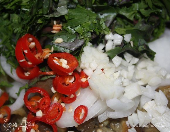 Мелко режем острый перец, чеснок, зелень.