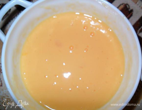 Взбить яйца с кефиром. 
Растопить сливочное масло.