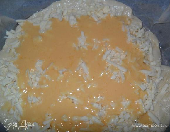 Приготовить форму для выпечки, на дно положить бумагу для выпечки, положить первый пласт, полить его маслом, выложить часть брынзы, полить кефирно–яичной смесью.