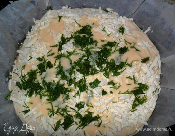 Сверху выложить следующий пласт, так выкладывать слой за слоем. Выложить последний пласт, слепить края, полить оставшимся сливочным маслом, проткнуть в нескольких местах вилкой. Выпекать при температуре 180 градусов, 30, 40 минут.