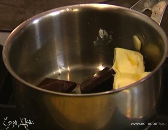 Черный шоколад поломать на кусочки и выложить в небольшую кастрюлю.