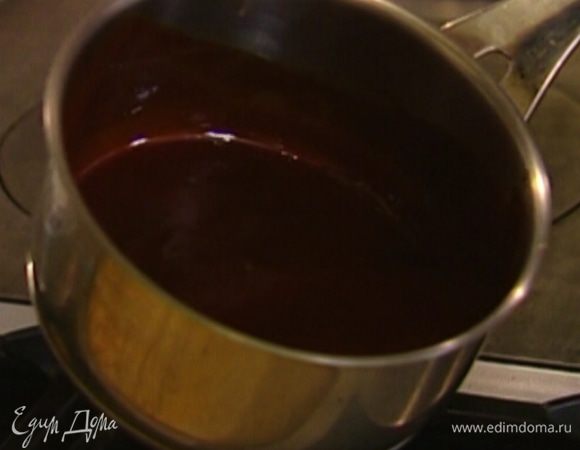 Добавить сливочное масло и прогревать на огне, пока шоколад не растопится.