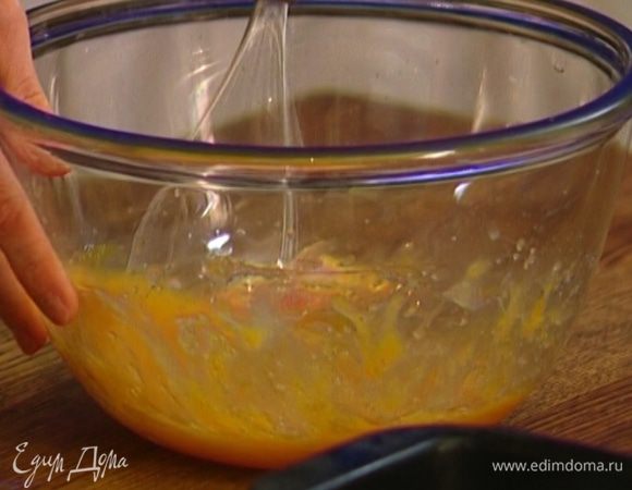 Яйца взбить с сахаром.