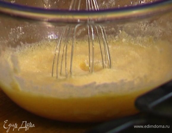 Продолжая взбивать, всыпать к яйцам муку, разрыхлитель и молотый кофе.