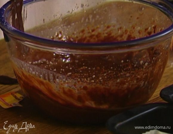 Добавить растопленный шоколад с маслом и взбивать до получения однородной массы.
