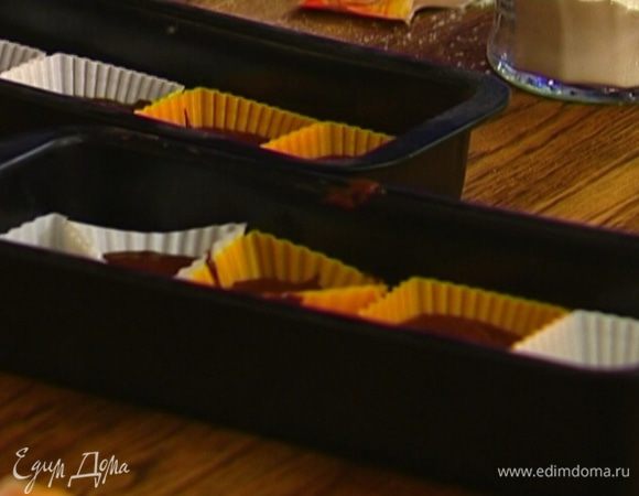 Разложить тесто в небольшие формочки (если они не силиконовые — смазать маслом).