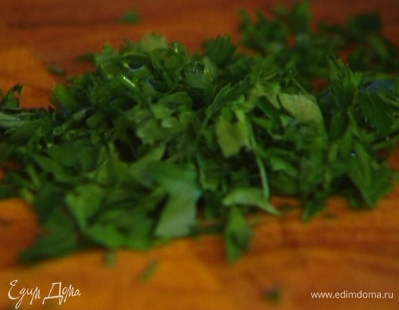 Шнитт-лук и большую часть петрушки мелко порезать, добавить к взбитым яйцам и все перемешать.