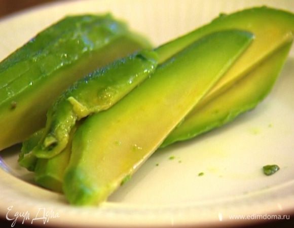 Авокадо почистить и удалить косточку, мякоть нарезать тонкими полосками и сбрызнуть лимонным соком.