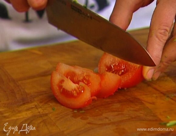 Помидор тонко нарезать.