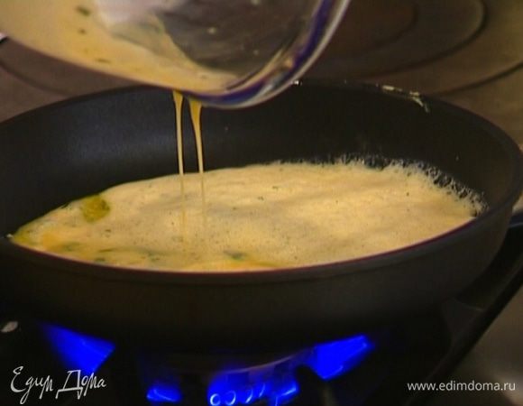 В другой сковороде разогреть оставшееся сливочное и оливковое масло, вылить вторую половину яичной массы и готовить так же, как и первый омлет.