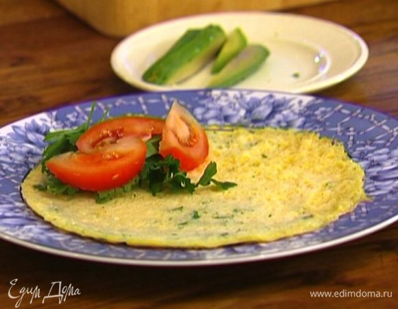 Готовые омлеты выложить на тарелки, сверху разложить нарезанное авокадо, помидоры и листья оставшейся петрушки, посолить, поперчить и свернуть рулетиками.