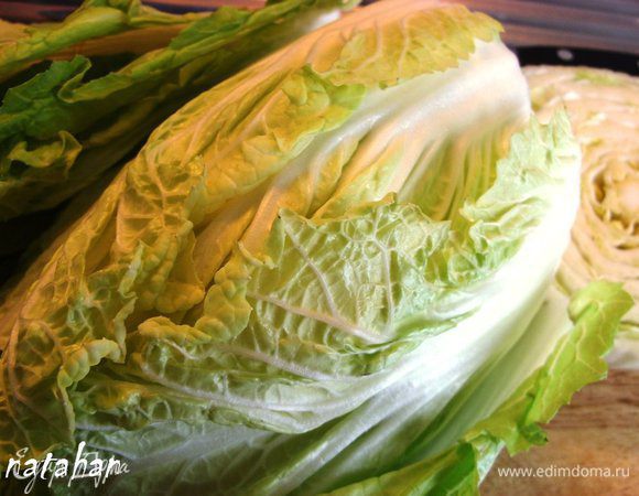 Срезать низ пекинской капусты (3-5 см) для удаления кочерыжки и толстых грубых  частей листьев.  