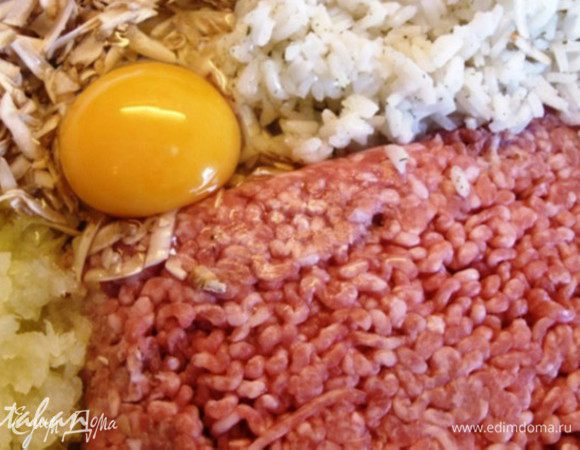 Приготовить фарш для голубца:
В большую миску выложить мясной фарш, натертые на крупной тёрке грибы и на мелкой тёрке лук, остывший заранее сваренный до полуготовности рис и вбить туда же яйцо...  