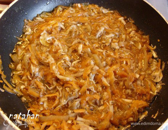 Овощи для подливы почистить, вымыть и обсушить. Лук мелко порезать, морковь нашинковать на крупной тёрке. В сковороду налить растительного масла, выложить в него лук, морковь и заранее мелко нашинкованную капусту. Обжарить. 