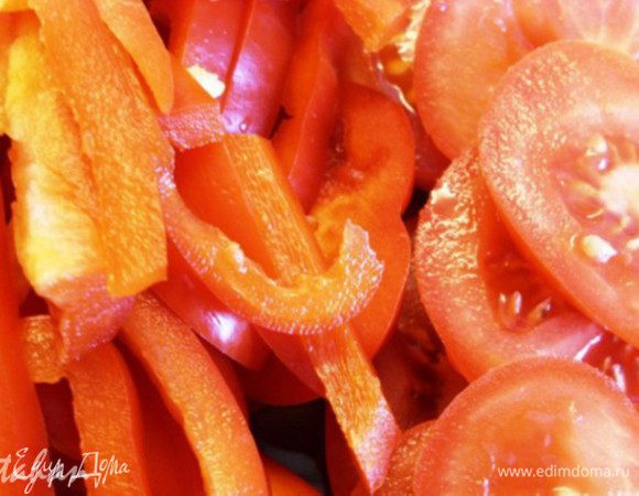 Болгарский перец порезать полосками, а помидоры - "пятакими". 