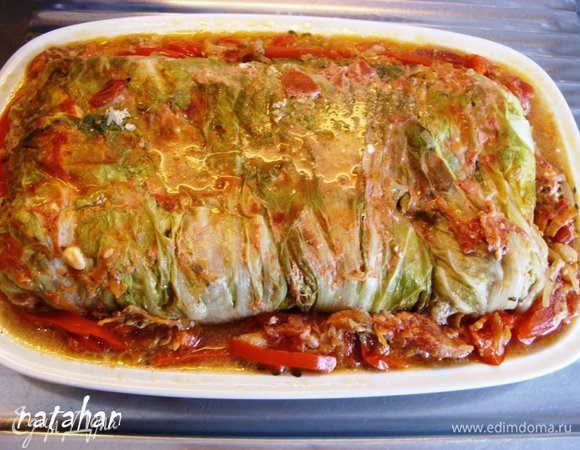 Форму для запекания поставить в  нагретую до 200 градусов духовку и запекать 15 минут при температуре 200 градусов. Затем полить подливой верх голубца, прикрыть его алюминиевой фольгой и поставить ещё на 30 минут при температуре 175 градусов. Выключить духовку, а форму оставить в ней ещё минут на 20. Достать голубец из формы -  аккуратно переложить лопаткой на блюдо.