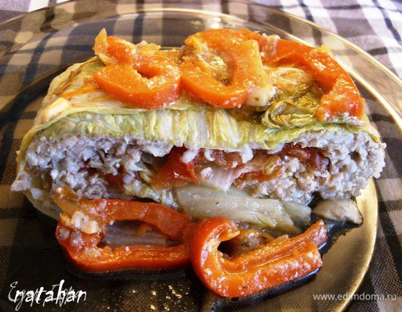 Разрезать на порционные куски, доложить тушеные помидоры и перец  и полить подливой. Позвать всех к столу. Приятного аппетита!