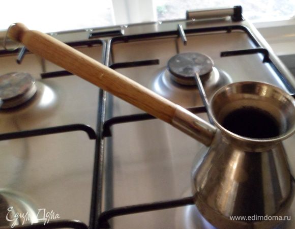 Сварить кофе, дабы  настоящий кофе поделился с вами своим ароматом. Оставить его остывать.