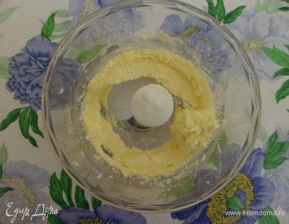 Размягчённое масло взбить с сахаром, добавить сметану и кофе.
 