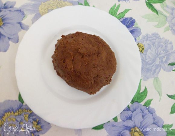 Добавить дважды просеянную муку и какао. Тесто вымесить так, чтобы оно не липло к рукам.