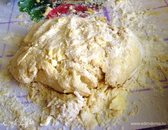 Просеиваем муку, кладем сахарную пудру. Масло режем кубиками и рубим в крошку с мукой. 