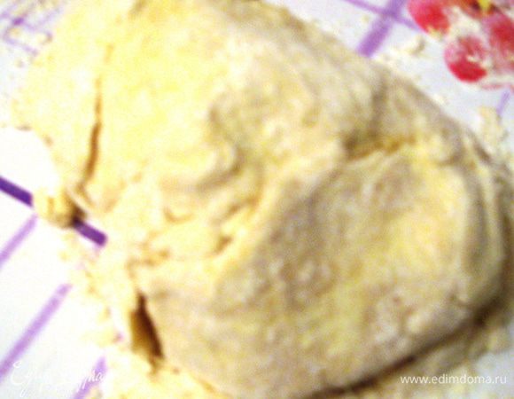 Добавляем воду и быстро замешиваем тесто. Ставим в холодильник на 30 минут. 