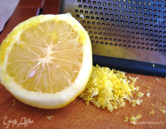 Готовим начинку.  Моем лимон и натираем цедру на мелкой терке. Отдельно выжимаем сок. 