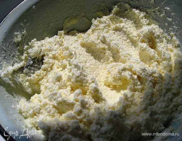 Масло взбиваем с сахаром. Добавляем творог, цедру и лимонный сок. Смешиваем до однородной массы и ставим в холодильник на 30 минут. 