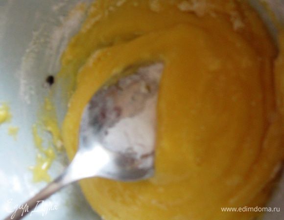 Желтки смешиваем вилкой с крахмалом.  