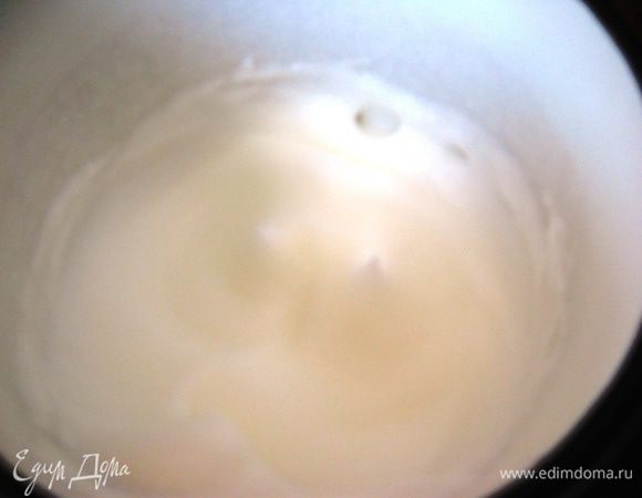 Белки взбиваем с щепоткой соли до стойких пиков.