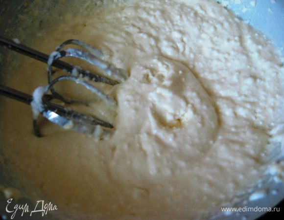 В охлажденную творожную массу вводим желтки с крахмалом и аккуратно взбитые белки. 