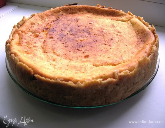 Выкладываем на готовый корж творожную начинку и выпекаем при 150 градусах 50-60 минут до золотистого верха. Даем остыть в форме.