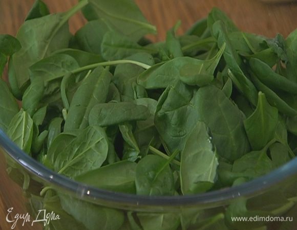 Шпинат промыть, высушить и измельчить.