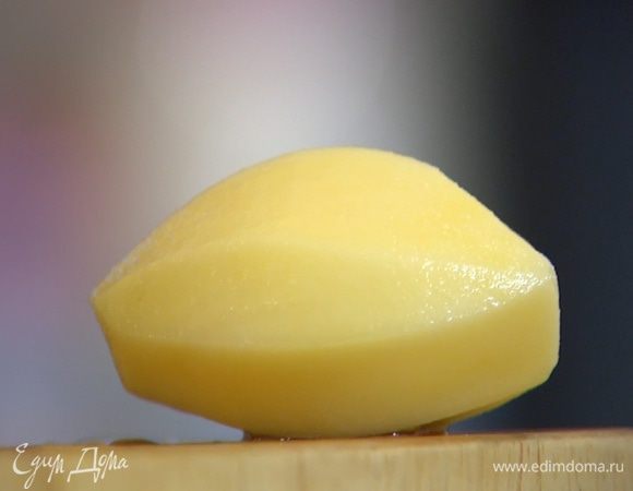 Картофель почистить и порезать небольшими кубиками.