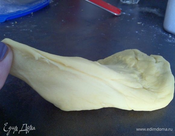 Готовое тесто должно быть мягким и эластичным, как мочка уха :)) После того, как мы замесили тесто делим его на несколько частей, заворачиваем в пленку и отправляем в холодилиник.